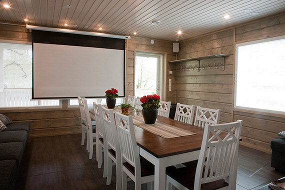 Kokoustilan varustuksiin kuuluu videotykki ja korkealaatuiset äänentoistolaitteet.