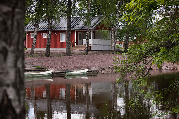 Rantasauna sijaitsee upealla paikalla Kymijoen Korkeakosken rannalla, Karhulan jokipuistossa. Saunan terassilta on suora näkymä joelle.