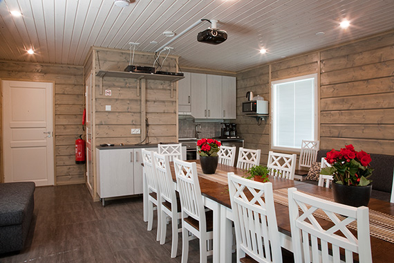 Kokoustilan yhteydessä on keittiö, josta löytyvät keitto ja lämpölevy sekä perus ruuanlaittovälineet.