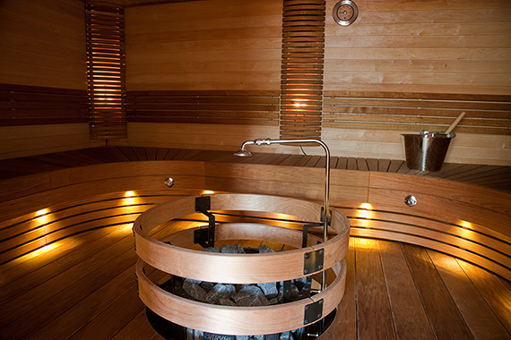 Saunan lauteille mahtuu 12 henkilöä.